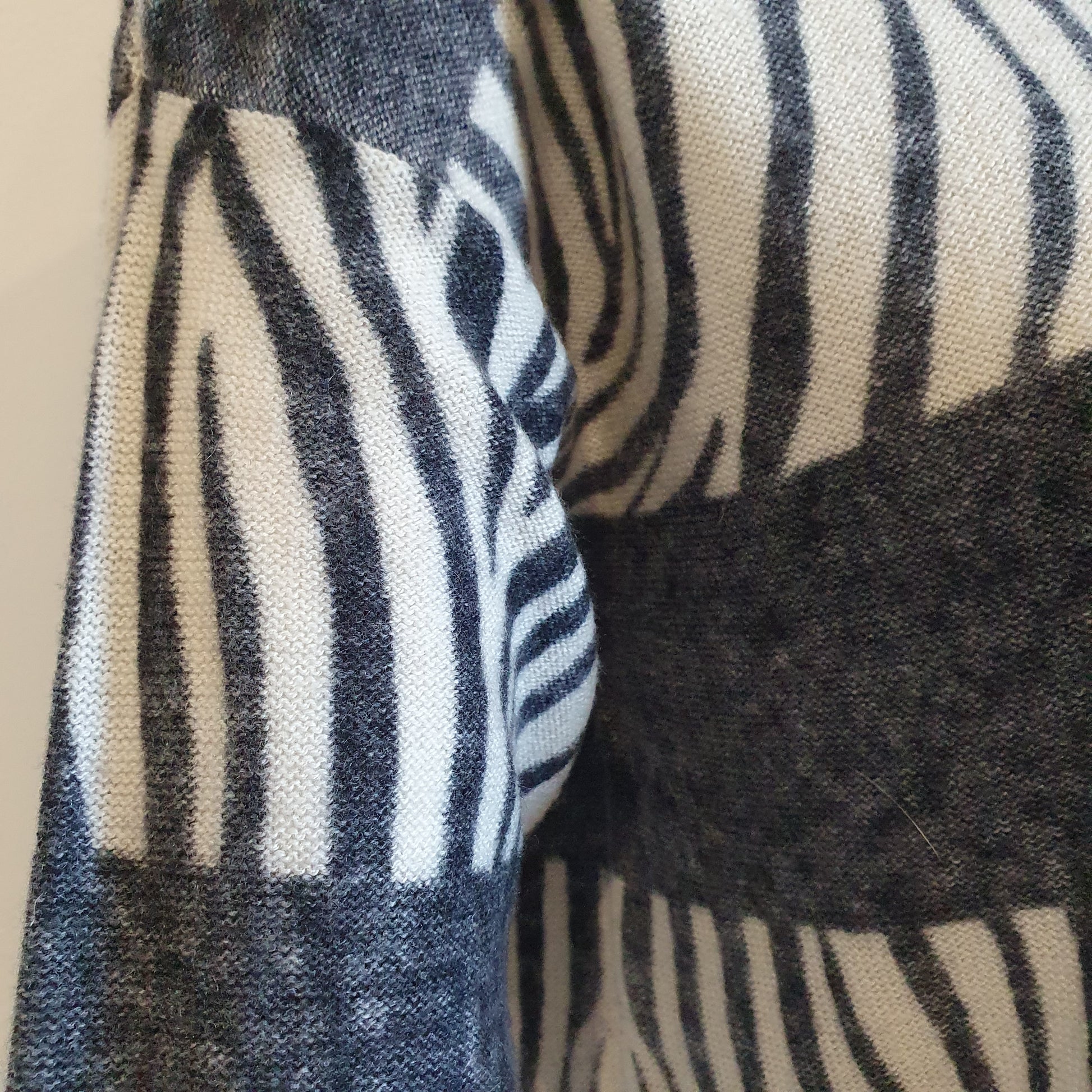 Pull tunique zébré laine cachemire Madeleine — détail épaule droite, texture maille fine et bande zébrée noir écru