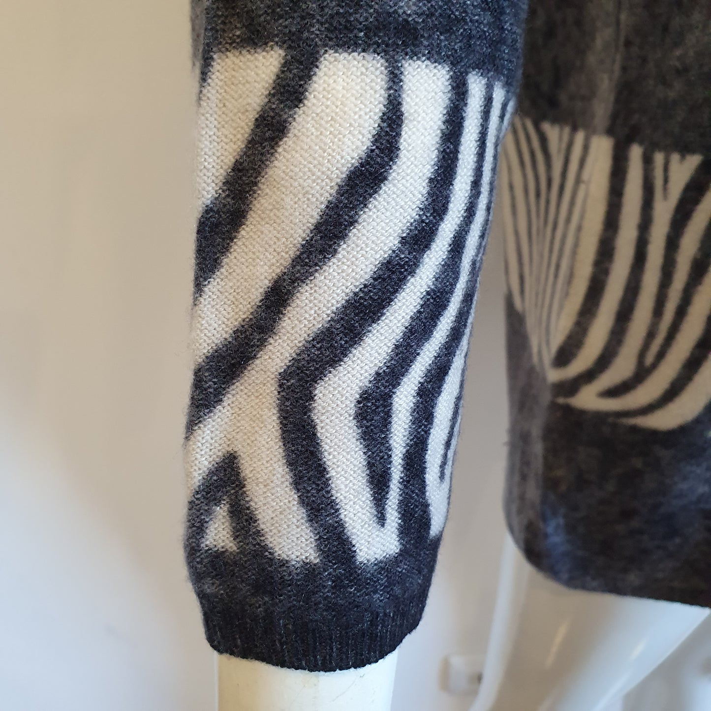 Pull tunique zébré laine cachemire Madeleine — détail manche droite 3/4, motif zébré et finition côtes poignet