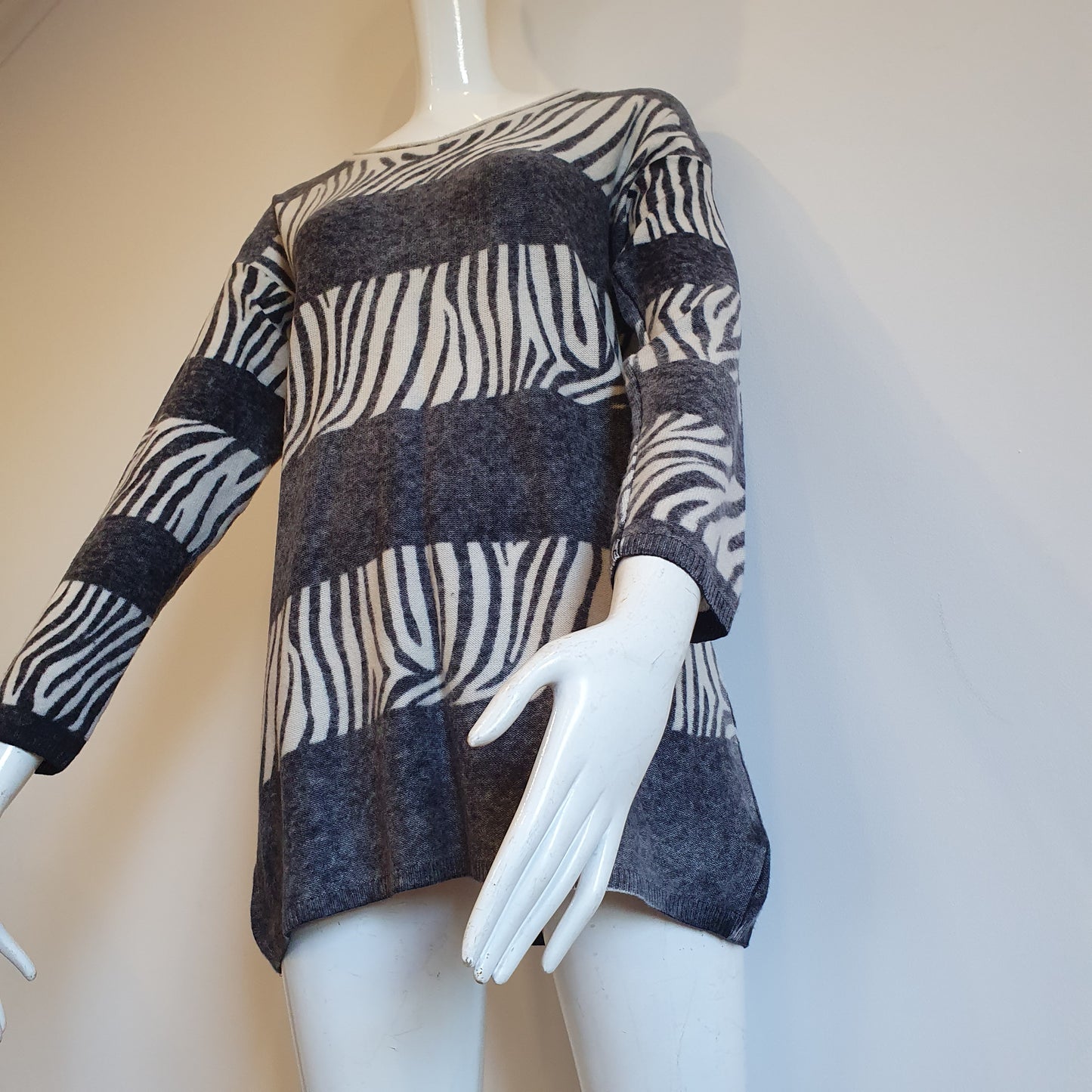 Pull tunique zébré laine cachemire Madeleine — vue plongeante face avant, bas du pull et bandes alternées gris anthracite chiné