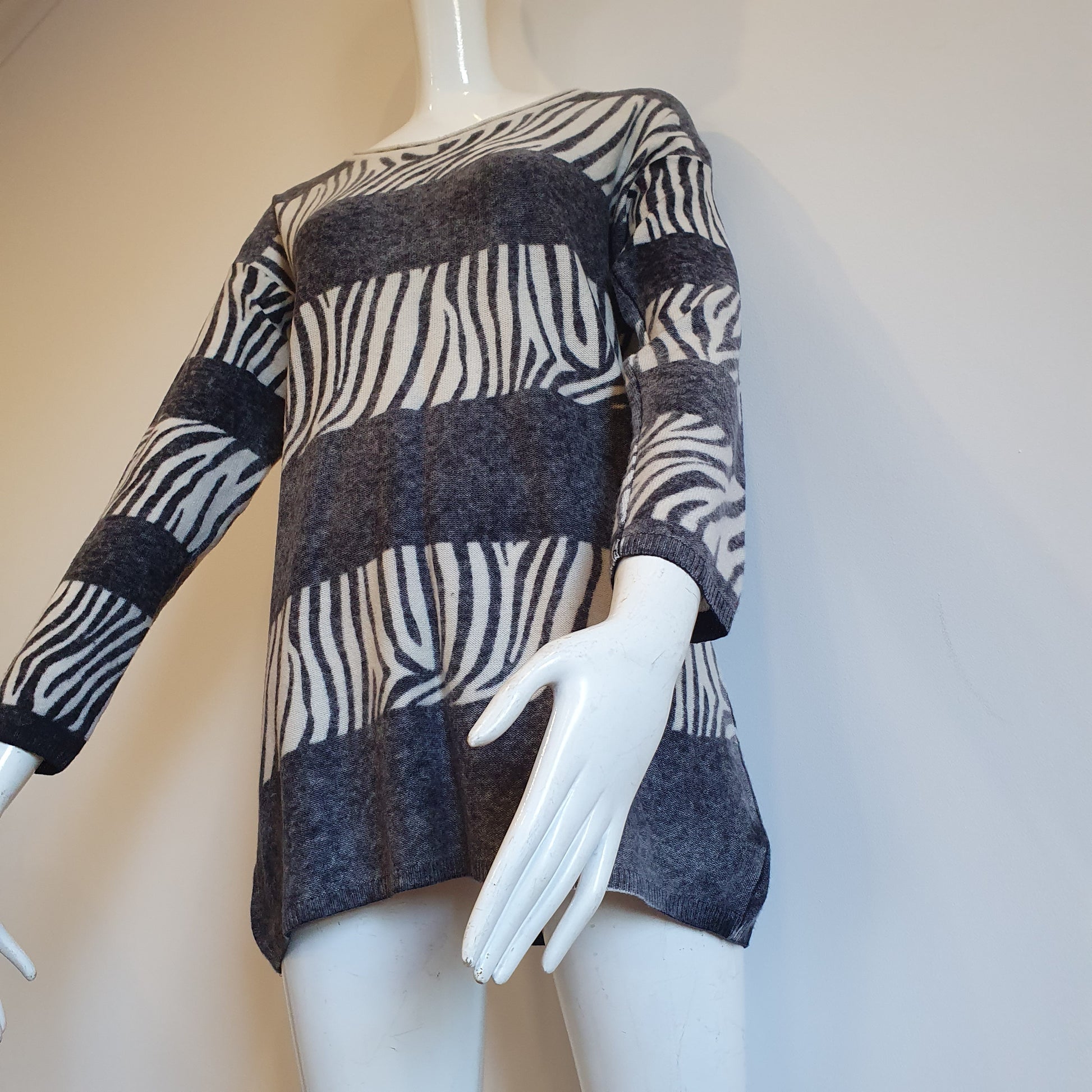 Pull tunique zébré laine cachemire Madeleine — vue plongeante face avant, bas du pull et bandes alternées gris anthracite chiné