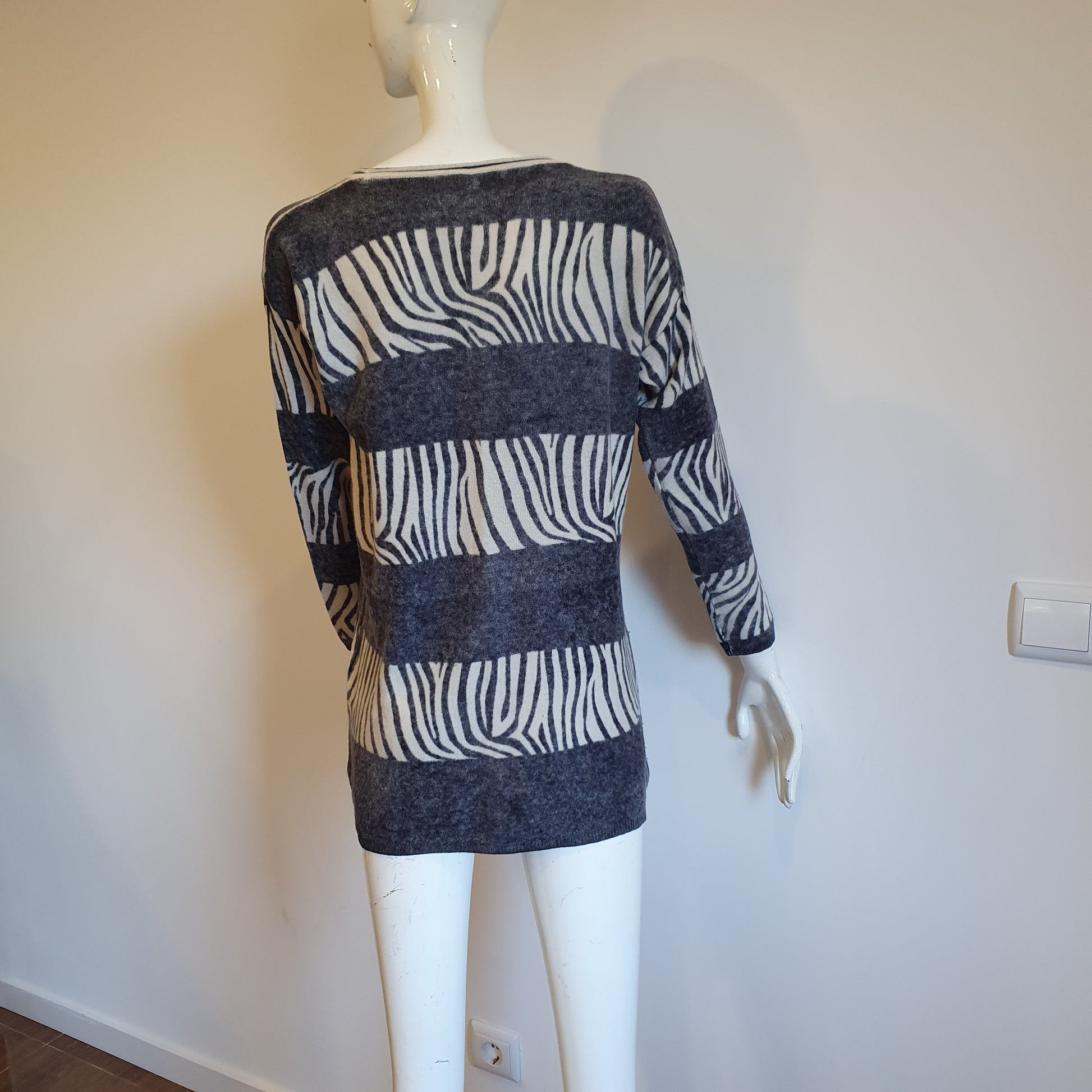 Pull tunique zébré laine cachemire Madeleine — vue de dos entière sur mannequin, bandes zébrées et aplats gris anthracite chiné