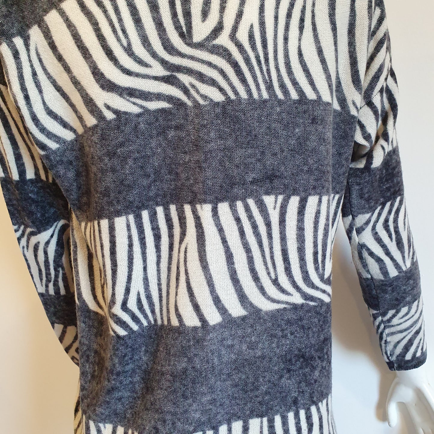 Pull tunique zébré laine cachemire Madeleine — gros plan dos, détail maille fine laine vierge cachemire et motif zébré