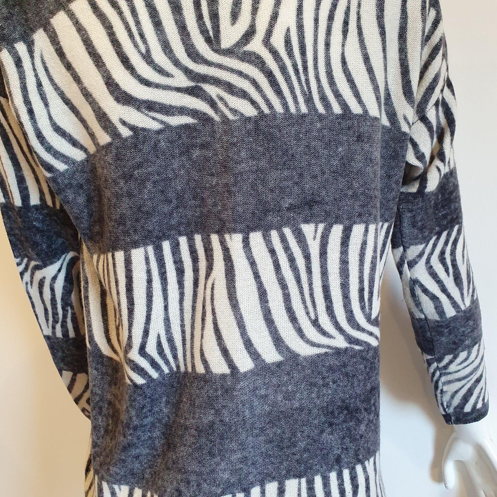 Pull tunique zébré laine cachemire Madeleine — gros plan dos, détail maille fine laine vierge cachemire et motif zébré