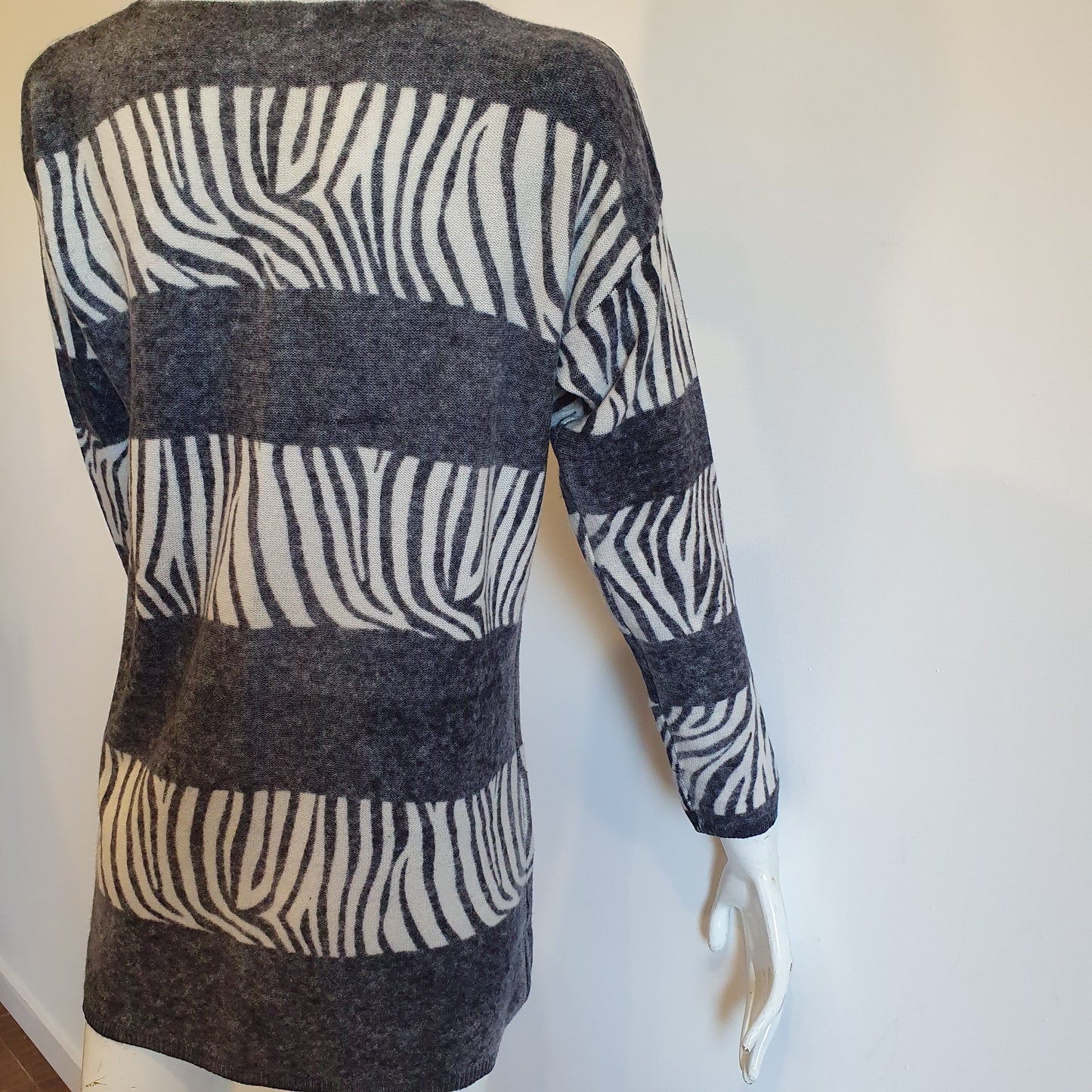 Pull tunique zébré laine cachemire Madeleine — vue dos côté droit, tombé naturel et alternance bandes zébrées noir écru
