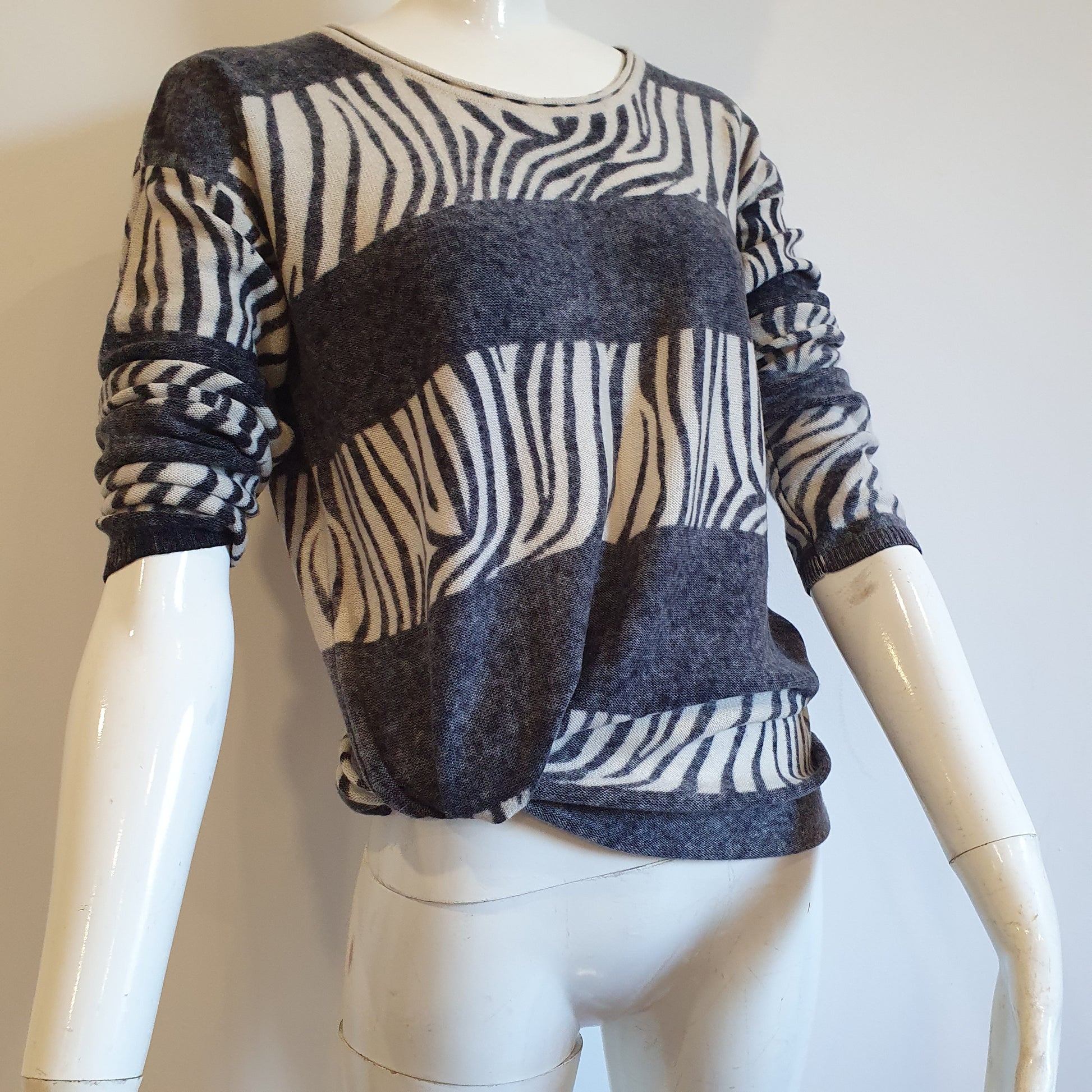 Pull tunique zébré laine cachemire Madeleine — vue de face, bas du pull noué côté droit pour un effet stylisé