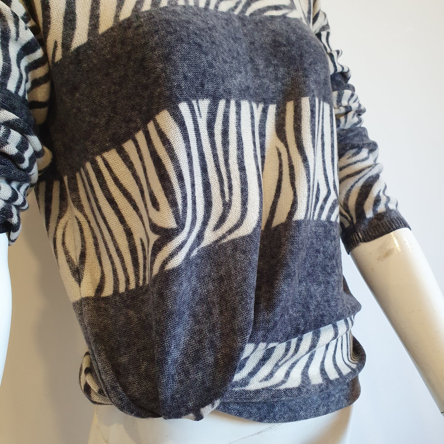 Pull tunique zébré laine cachemire Madeleine — gros plan face, détail nœud bas droit et texture maille laine cachemire