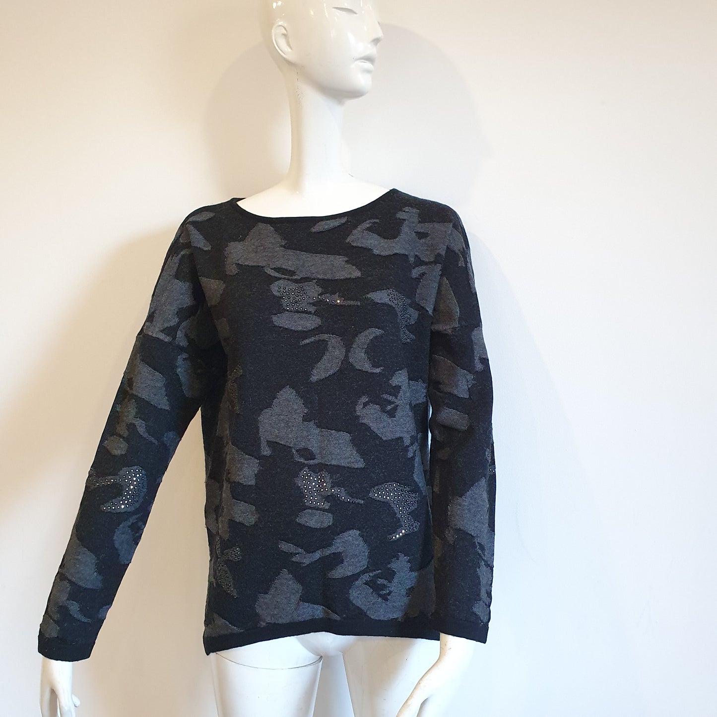 Pull tunique camouflage gris laine vierge perles noires — vue de face