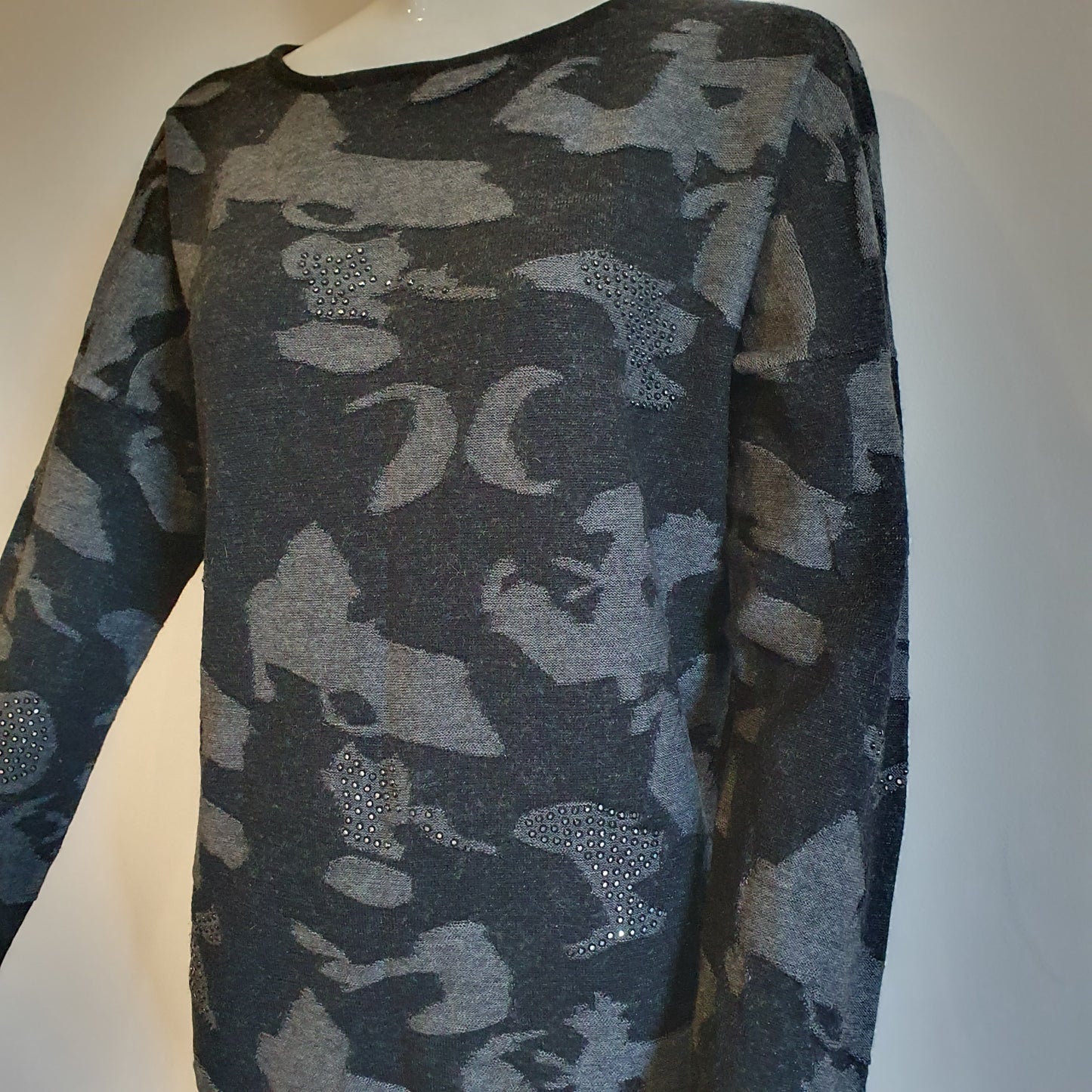 Pull camouflage gris laine vierge — col rond et tombé oversize