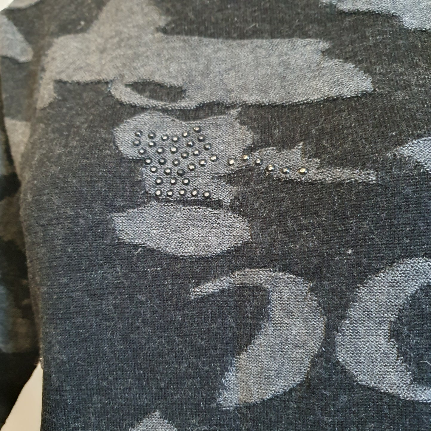 Pull camouflage laine vierge — détail broderies perles noires sur poitrine