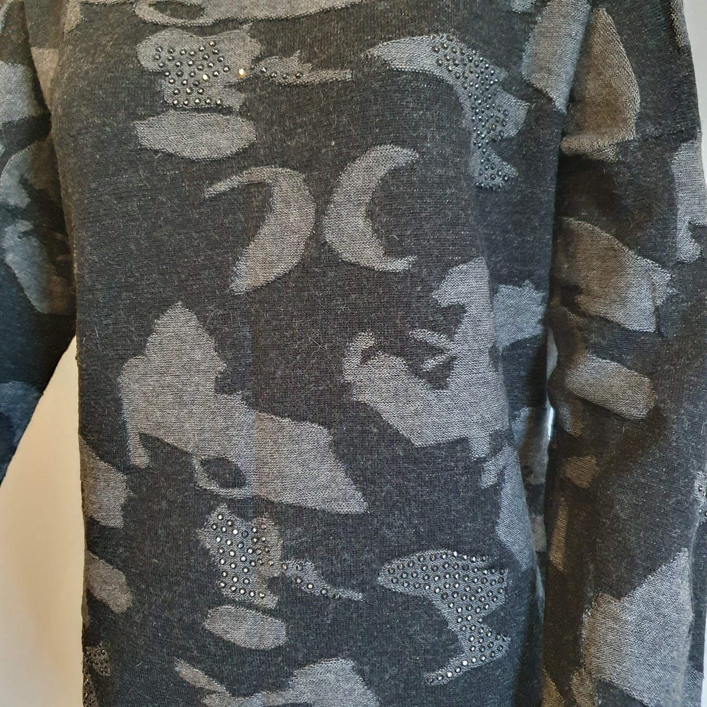 Pull camouflage gris foncé laine vierge — gros plan motif jacquard bicolore