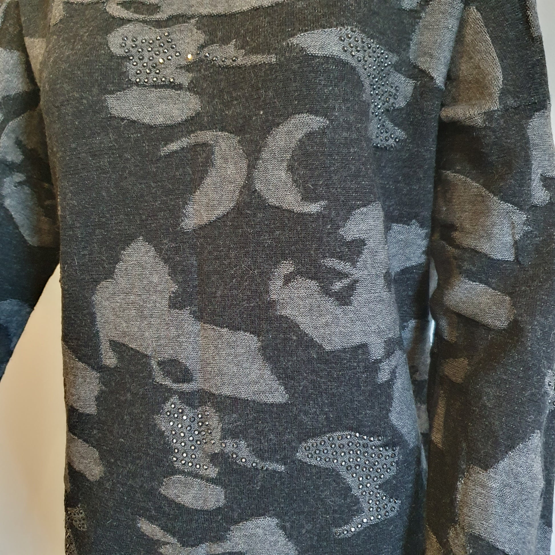 Pull camouflage gris foncé laine vierge — gros plan motif jacquard bicolore