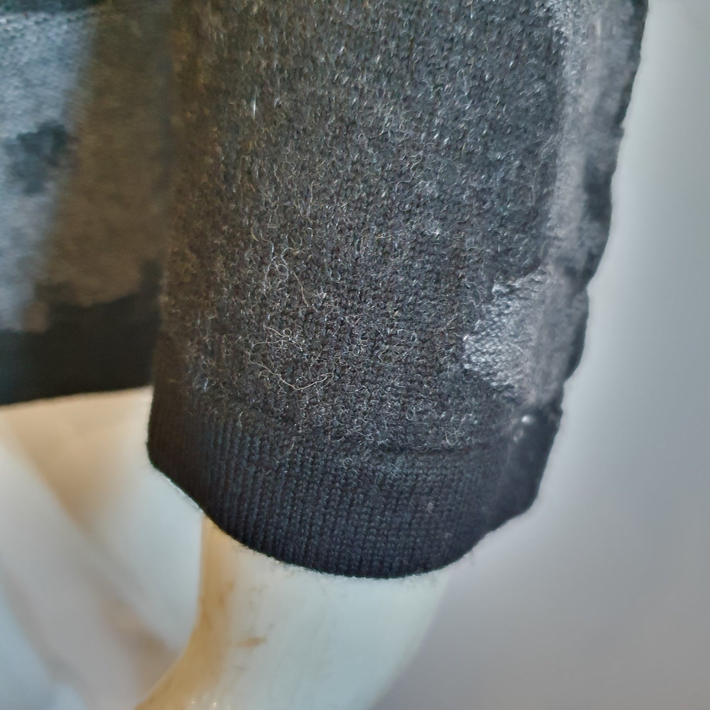 Pull camouflage gris laine vierge — finition bas de manche et détail perles noires