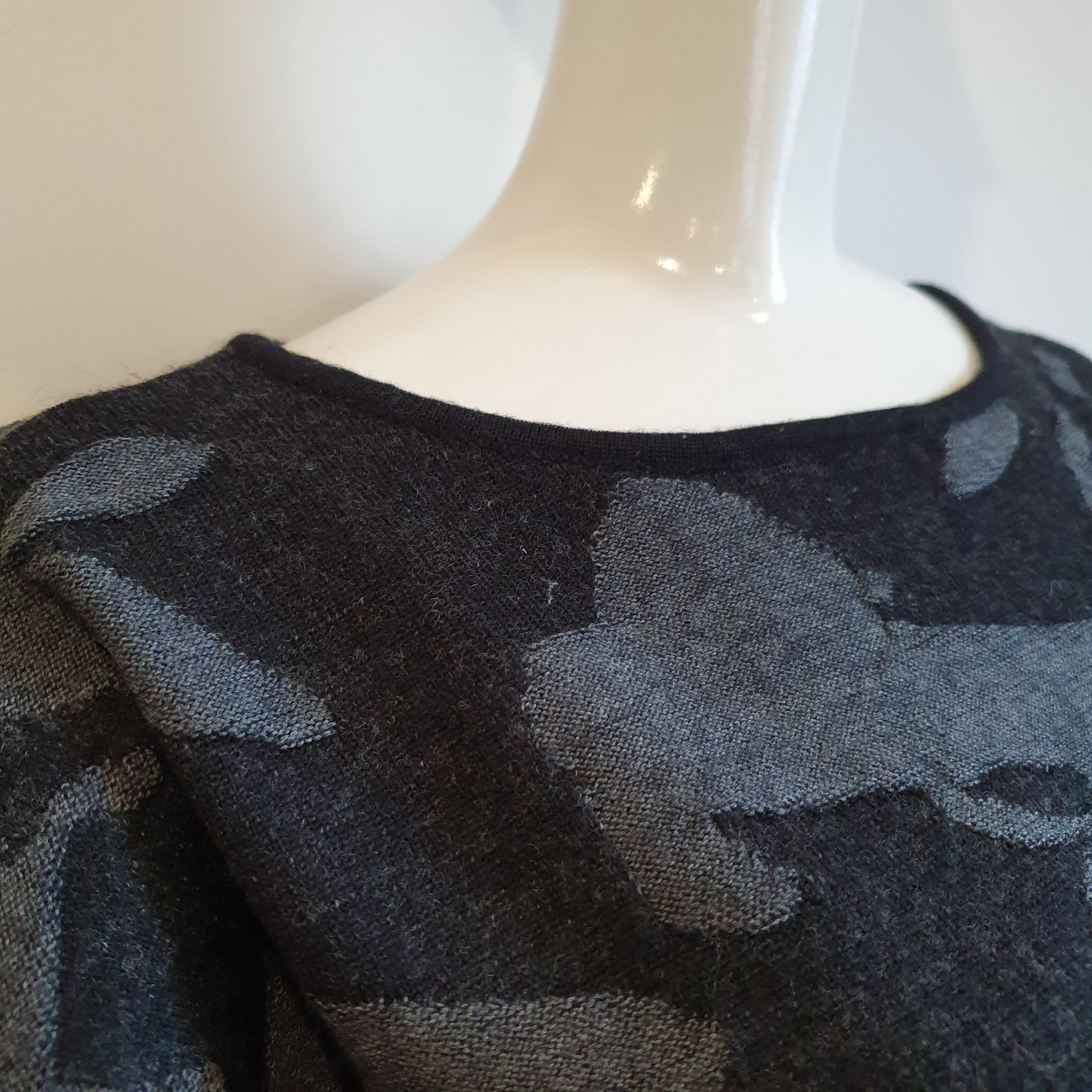 Pull camouflage laine vierge — col rond large, tombé naturel