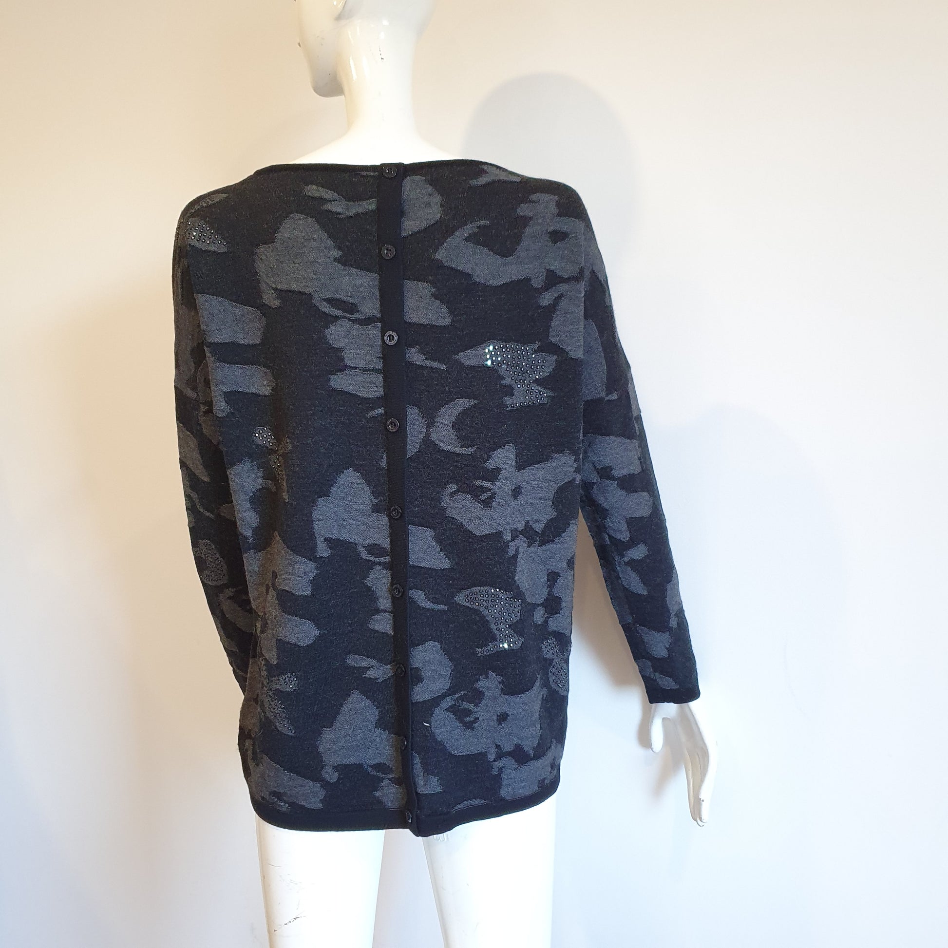 Pull tunique camouflage gris laine vierge — vue de dos, silhouette oversize
