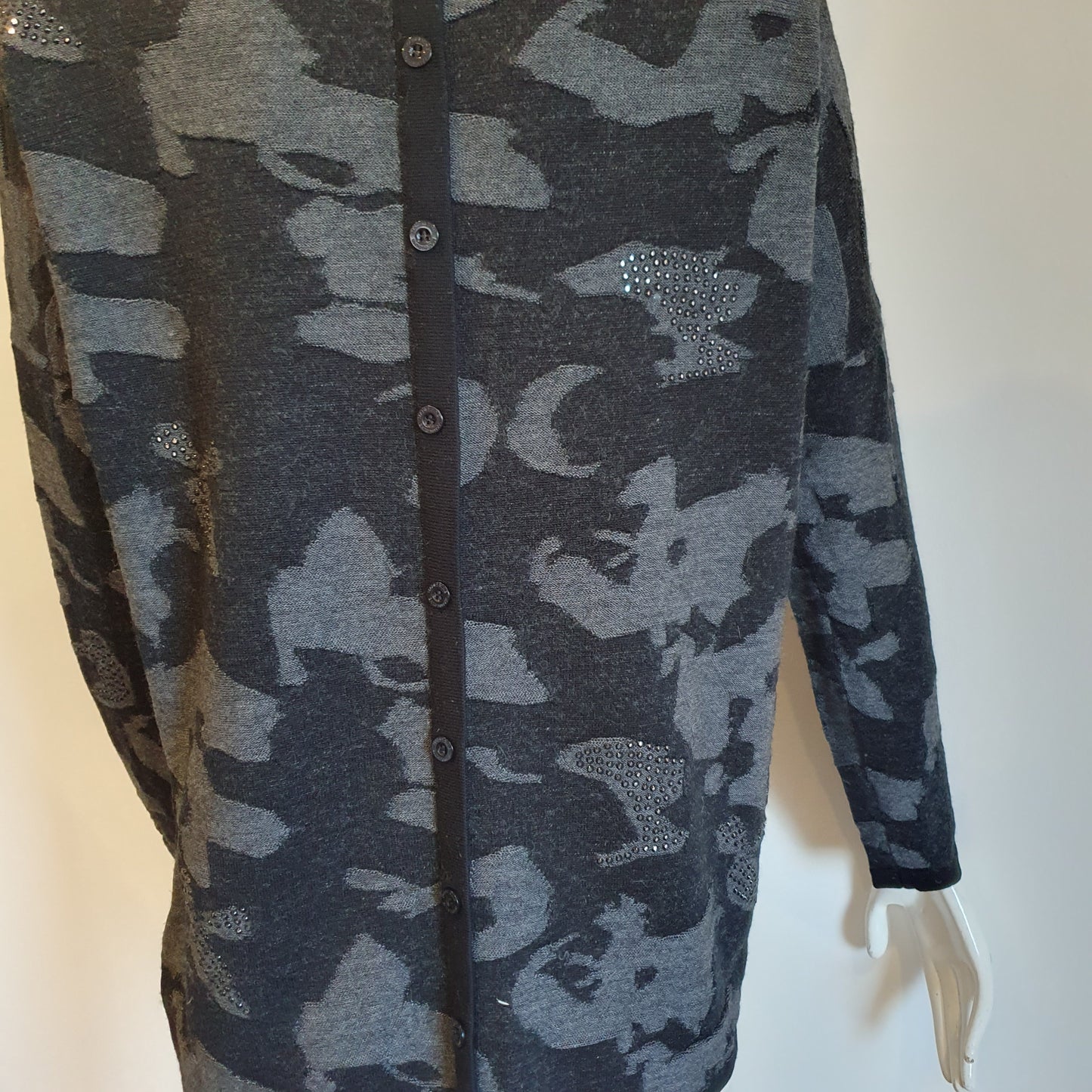 Pull tunique camouflage gris laine vierge perles noires — vue de dos