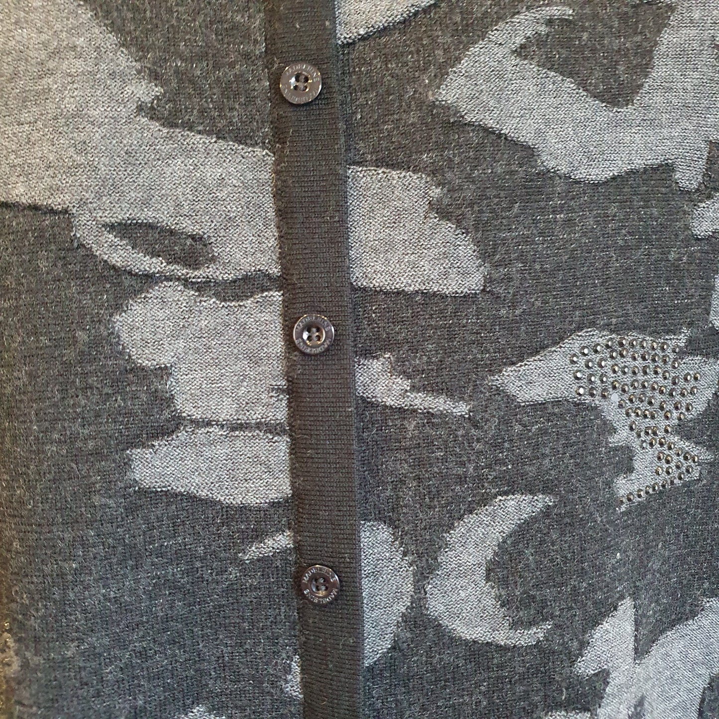 Pull camouflage laine vierge — gros plan boutonnage dorsal discret
