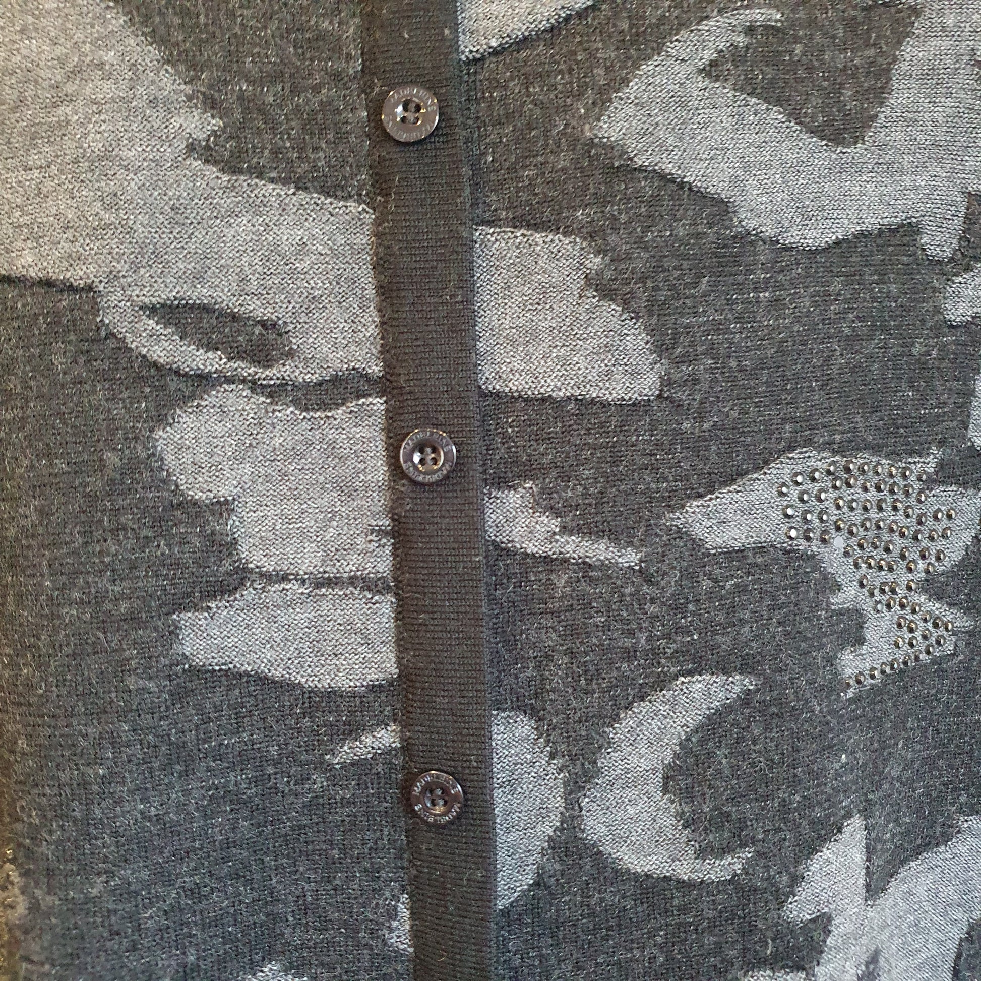 Pull camouflage laine vierge — gros plan boutonnage dorsal discret