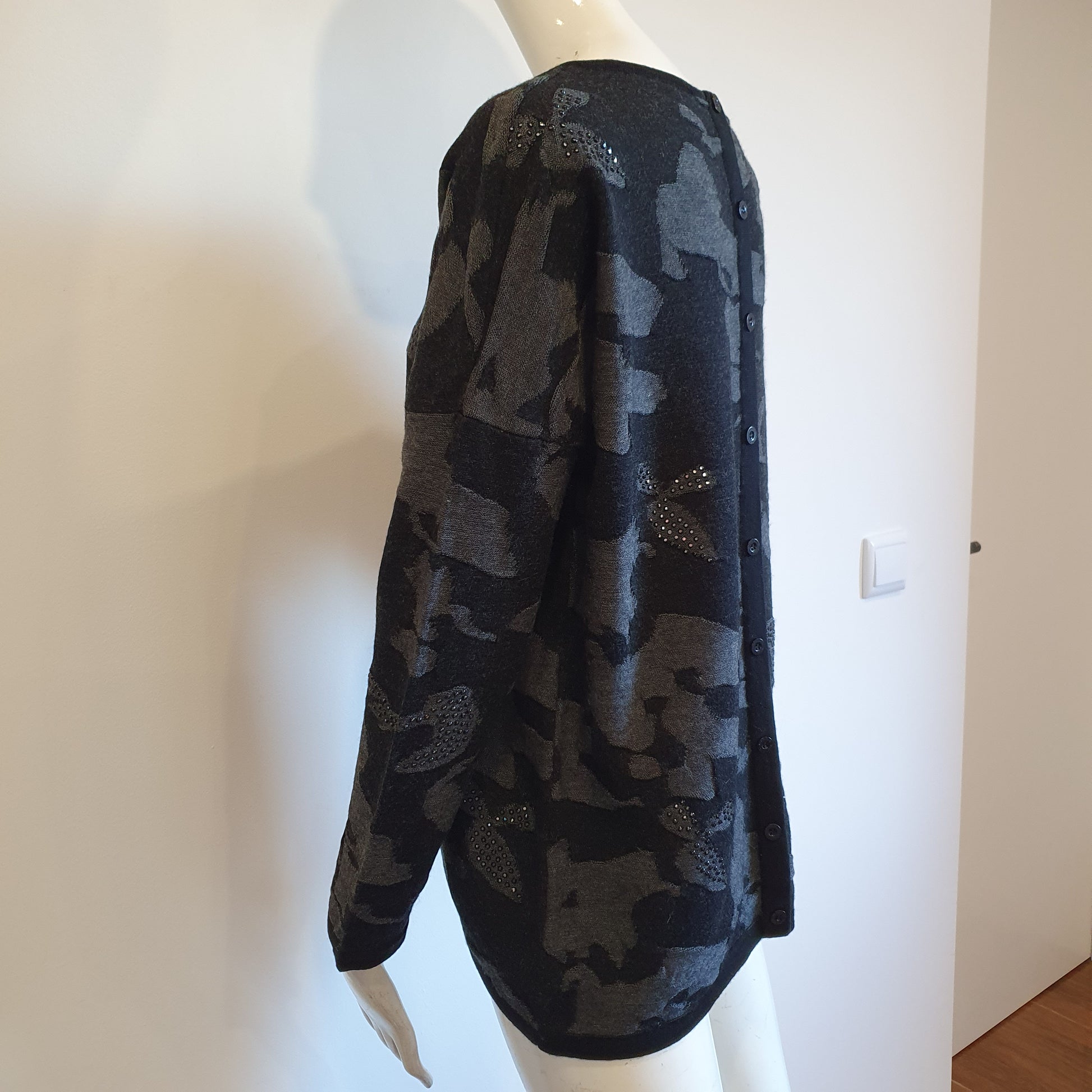Pull camouflage gris laine vierge — vue de profil gauche, longueur tunique
