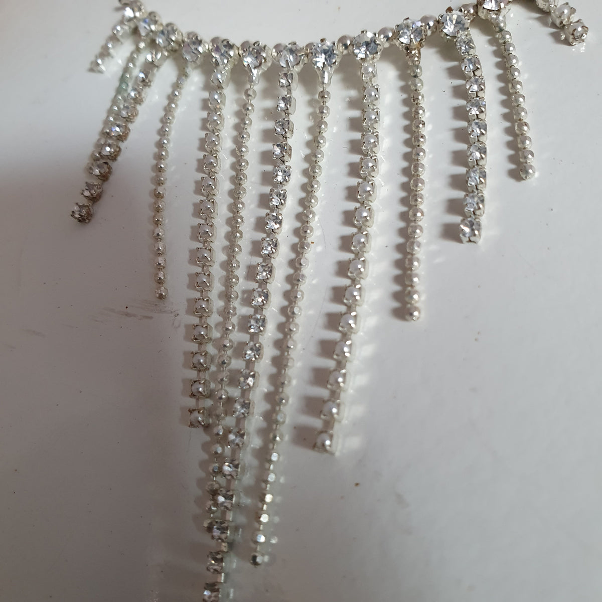 Collier Ras-de-Cou Strass Franges Argenté — Bijou de Soirée
