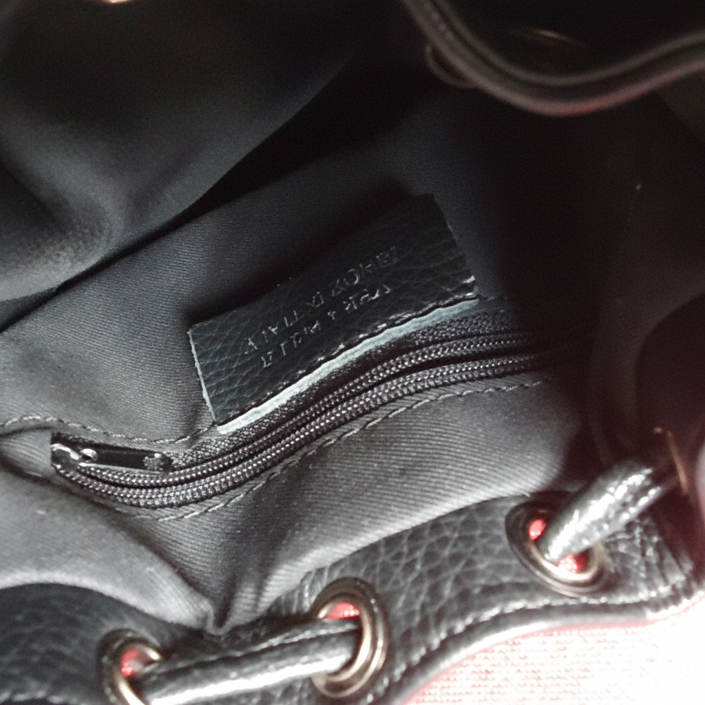 Gros plan sur la poche intérieure zippée du sac bourse cuir grainé noir — Élégance Intemporelle
