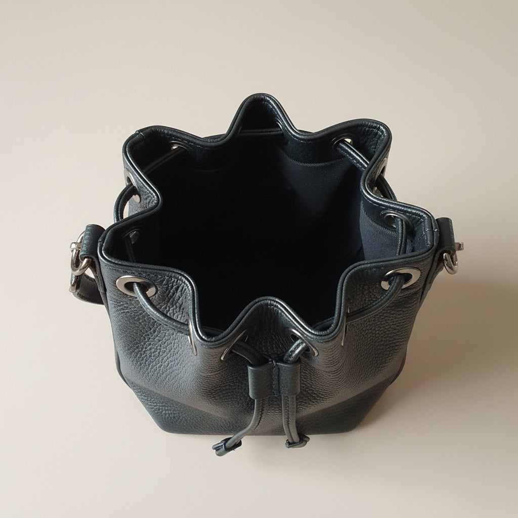 Sac bourse cuir grainé noir, vue de haut — Élégance Intemporelle