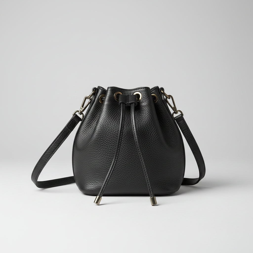 Sac bourse cuir grainé noir, vue de face sur fond gris clair — Élégance Intemporelle