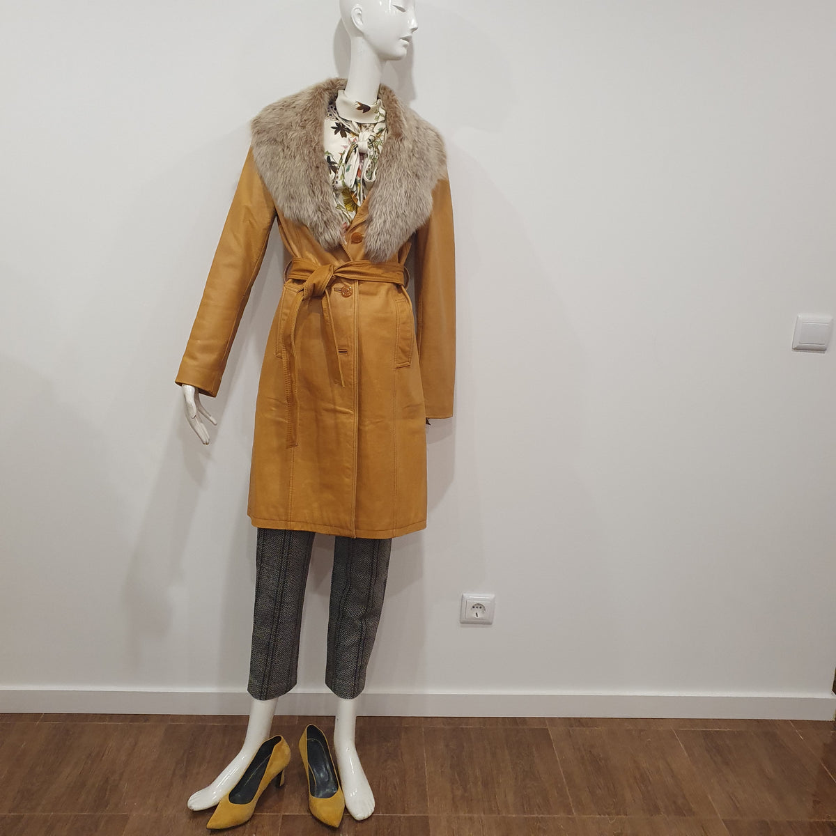 Trench en cuir camel porté sur mannequin