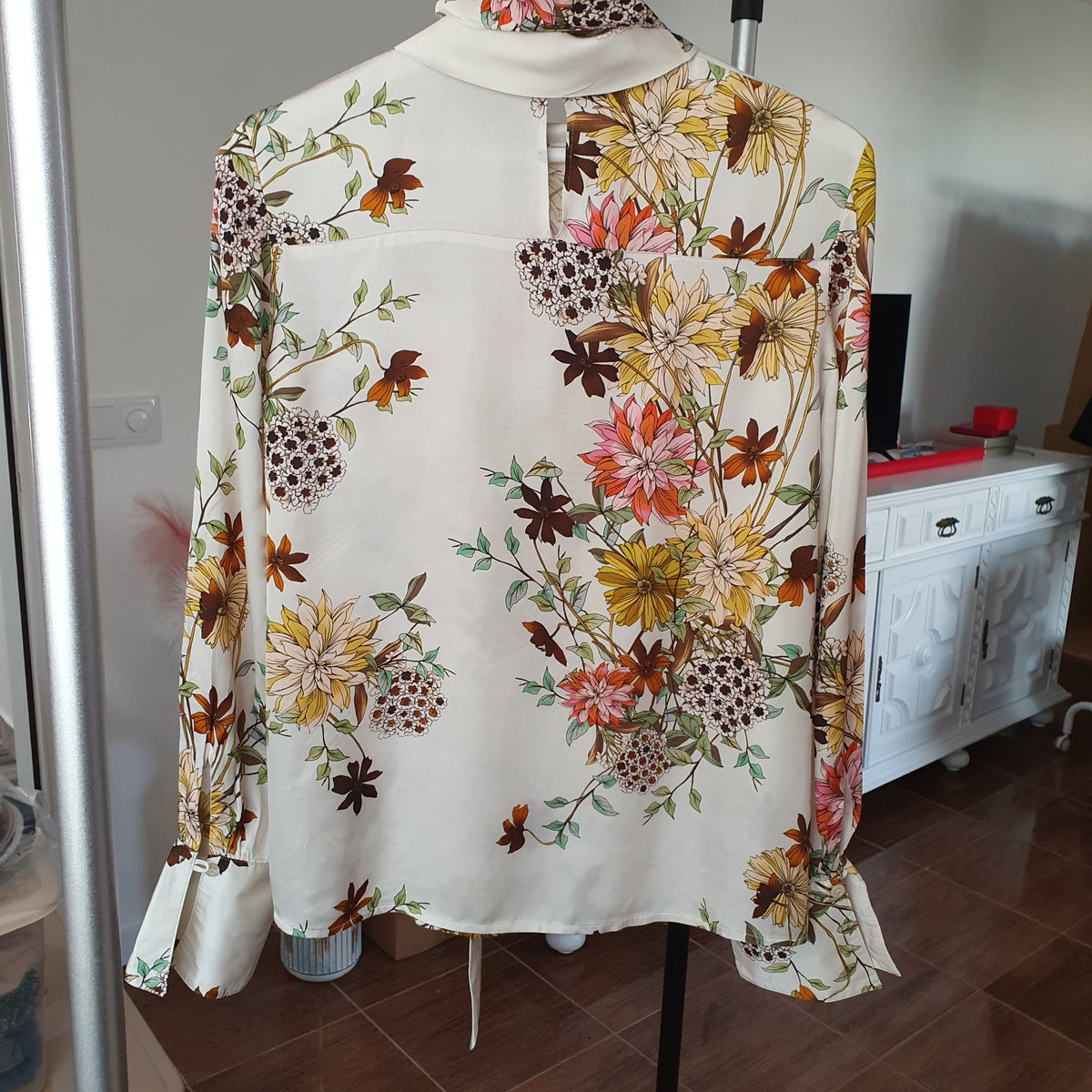 Vue du dos du chemisier Madeleine à imprimé floral multicolore