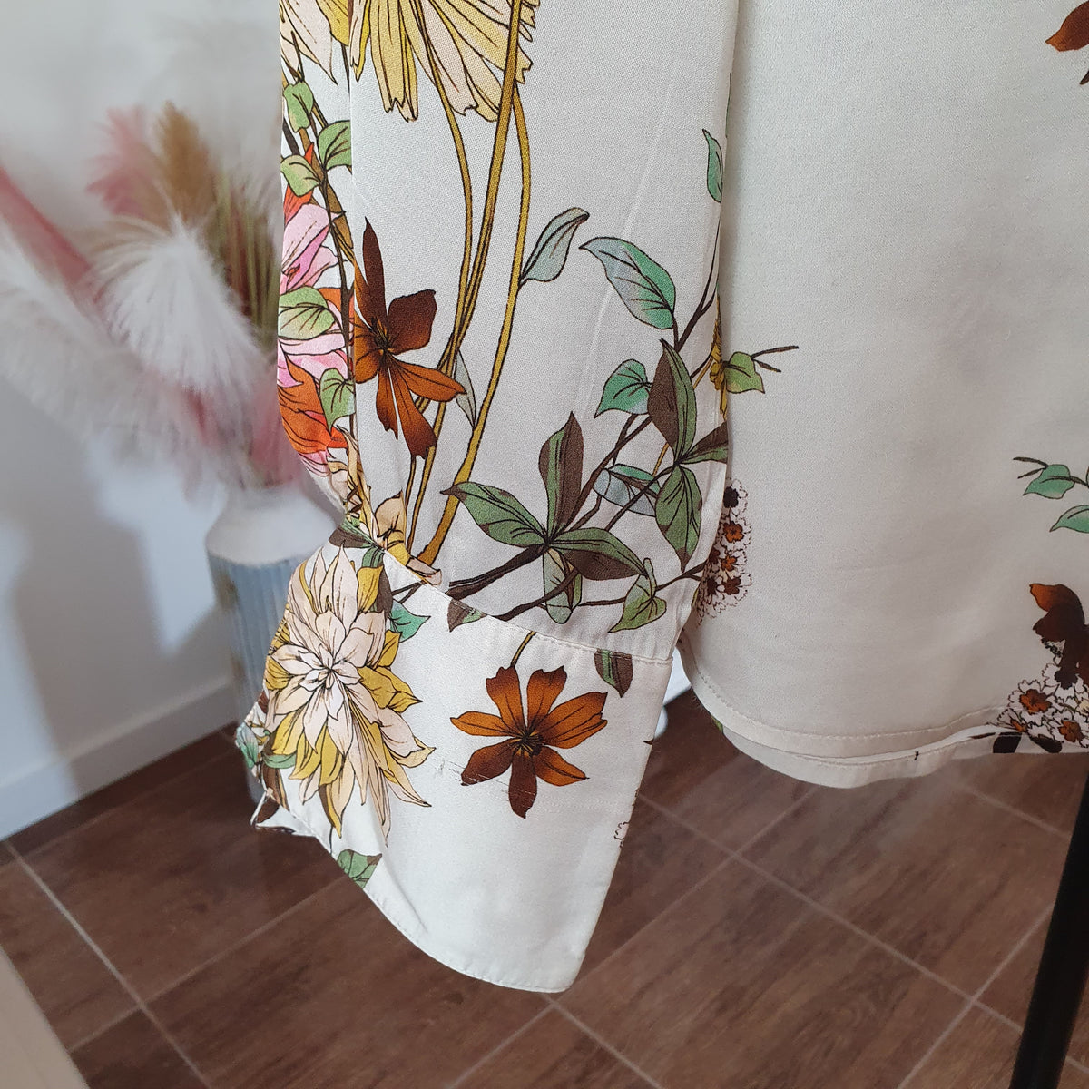 Chemisier fleuri Madeleine à lavallière, détail des manches et de l’imprimé sur fond clair