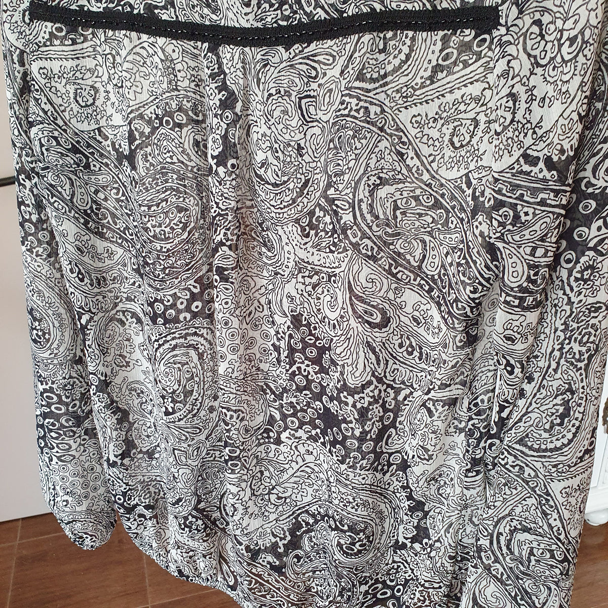 Détail des arabesques du motif cachemire noir et blanc et des fronces au dos de la blouse 