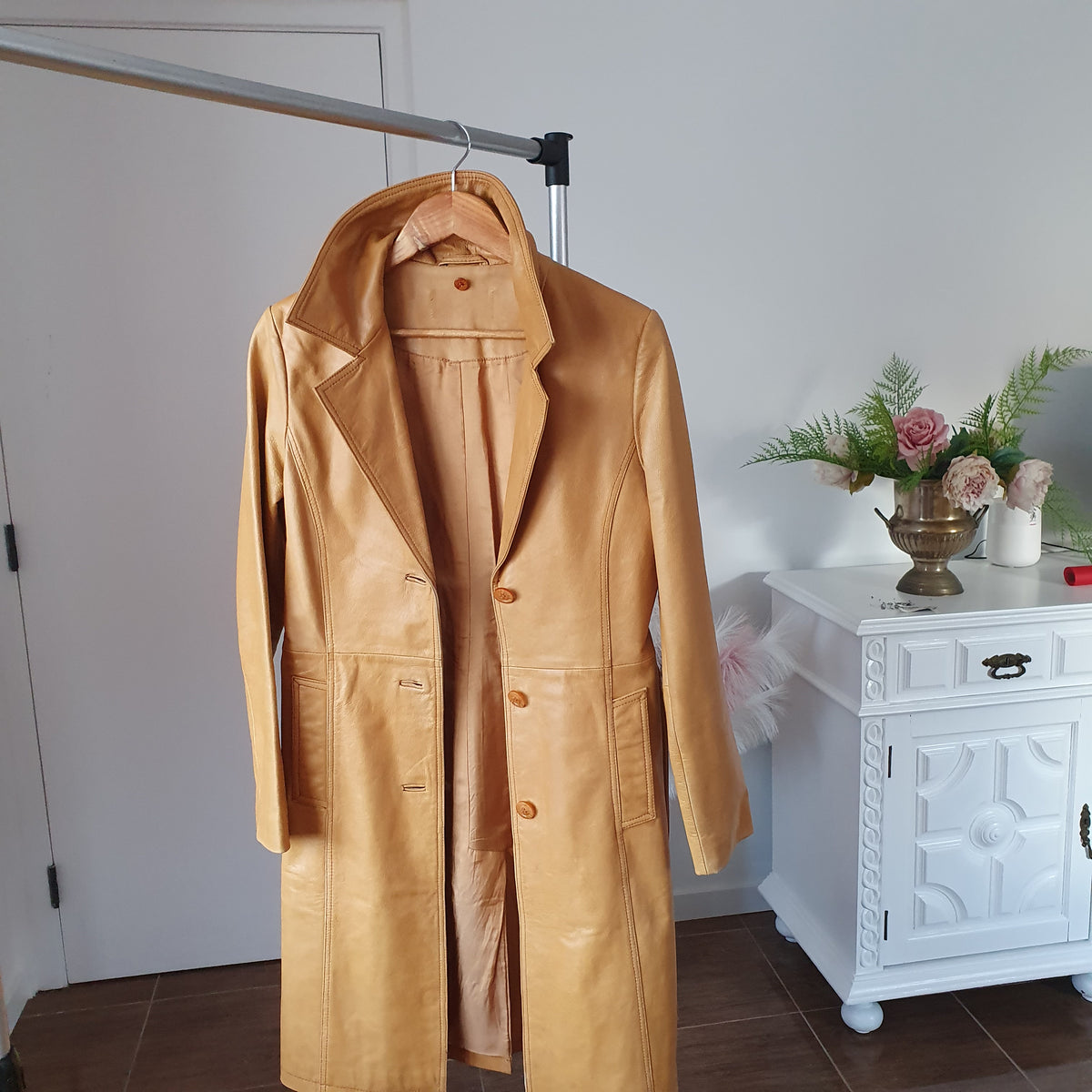 Trench en cuir camel, avec ceinture amovible sans son col en fourrure