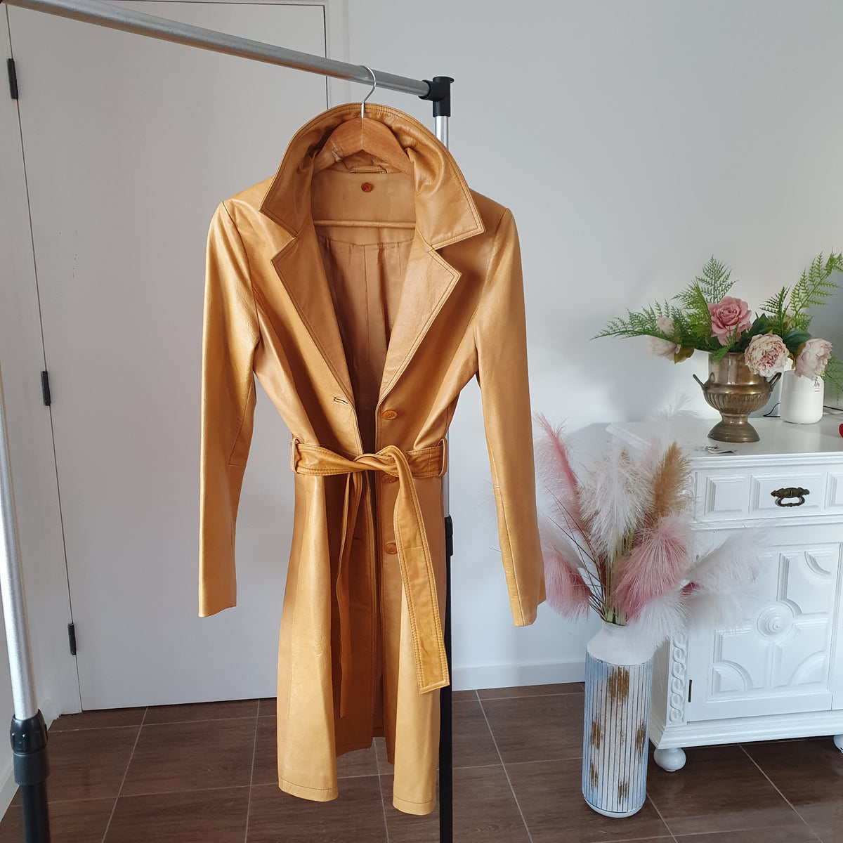 Trench en cuir camel avec ceinture en cuir, taille FR 38.