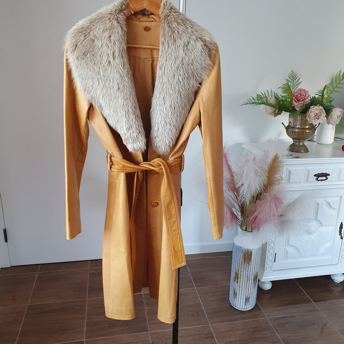 Trench en cuir camel avec ceinture et col amovible en fourrure véritable, taille FR 38.