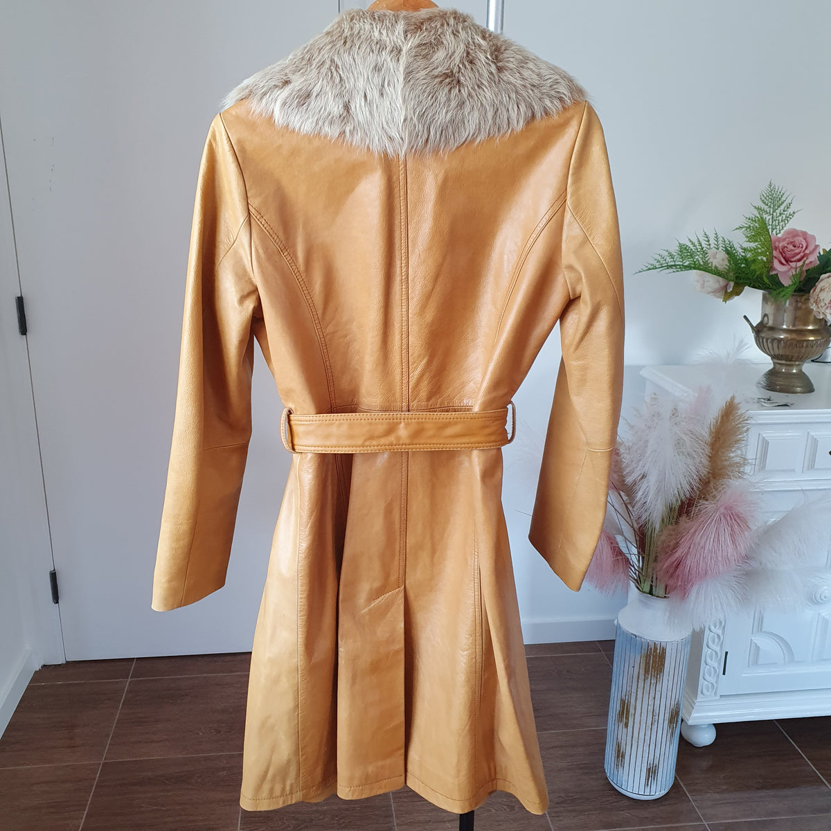 Trench en cuir camel, vue complète de dos