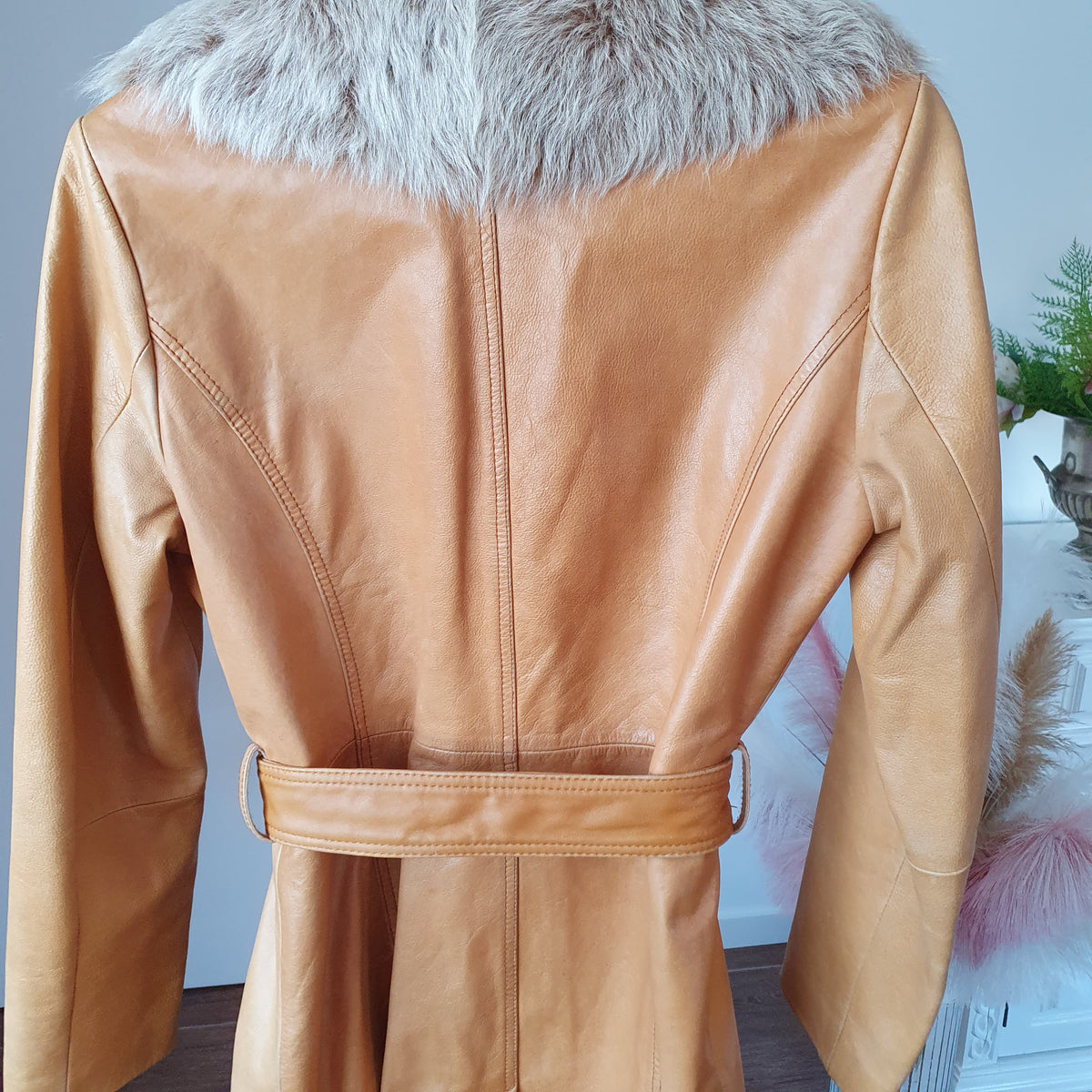 Trench en cuir camel, vue de dos col et ceinture.