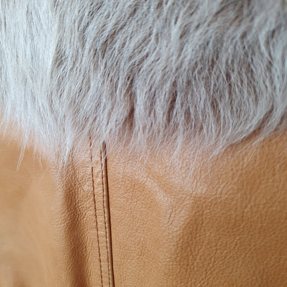 Trench en cuir camel, gros plan col en fourrure