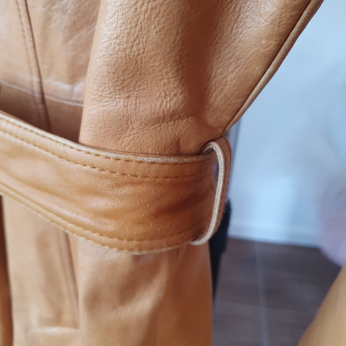 Trench en cuir camel, gros plan grain du cuir