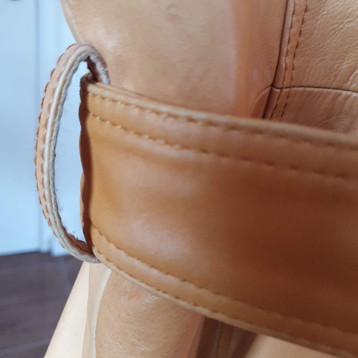 Trench en cuir camel, gros plan du passant et ceinture en cuir