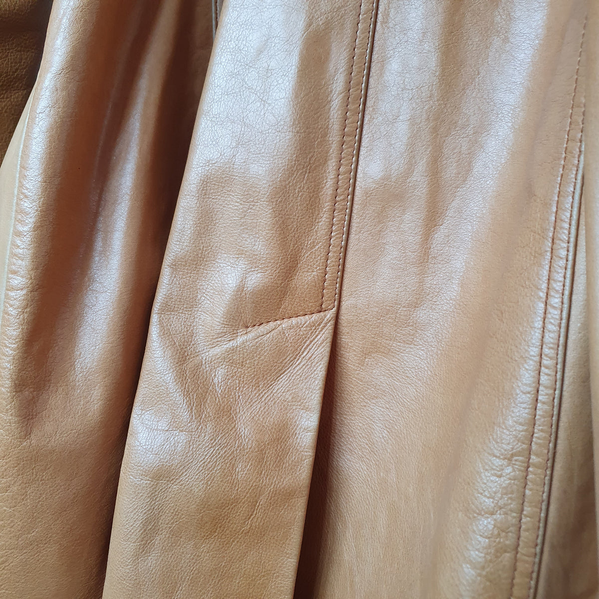 Trench en cuir camel, finition de l'ouverture arrière