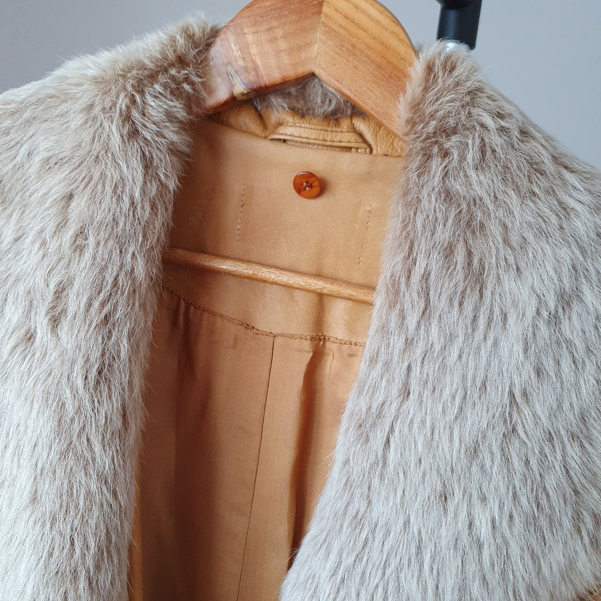 Trench en cuir camel à col amovible en véritable fourrure.