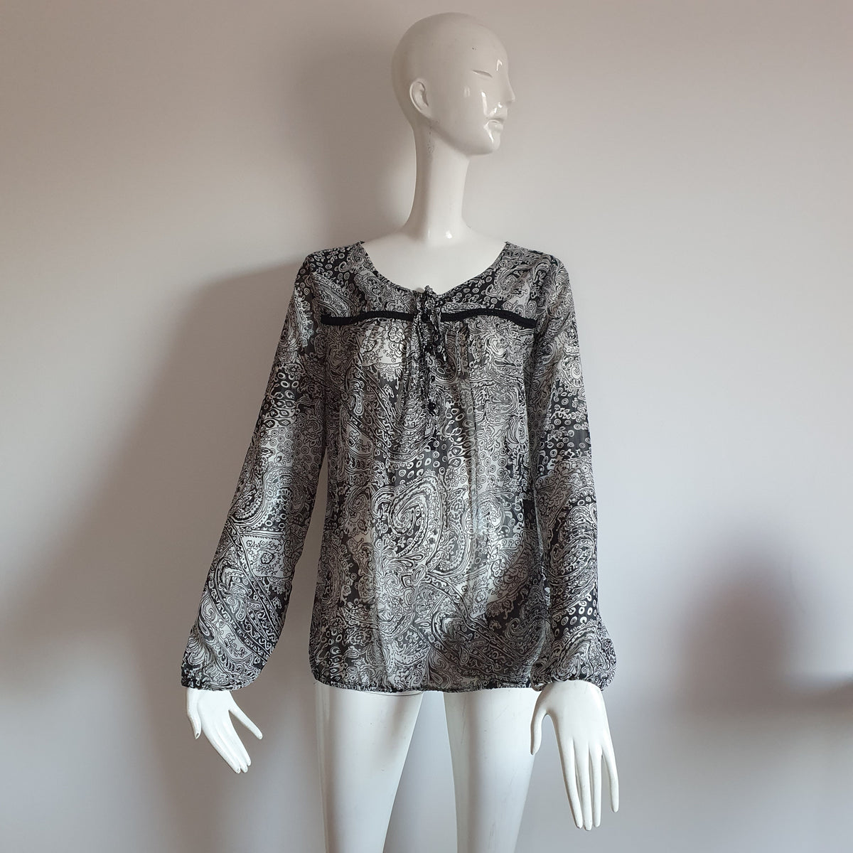 Vue d’ensemble de la blouse Patrizia Dini sur mannequin blanc, coupe blousante et manches longues