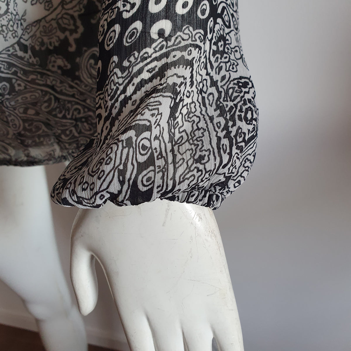Détail du poignet élastiqué et du voile imprimé cachemire de la blouse Patrizia Dini 