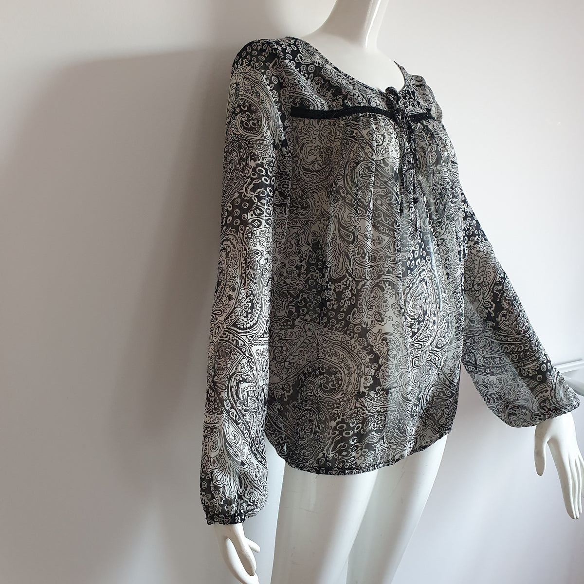 Blouse Patrizia Dini sur mannequin, vue de trois quarts montrant le volume et les manches longues