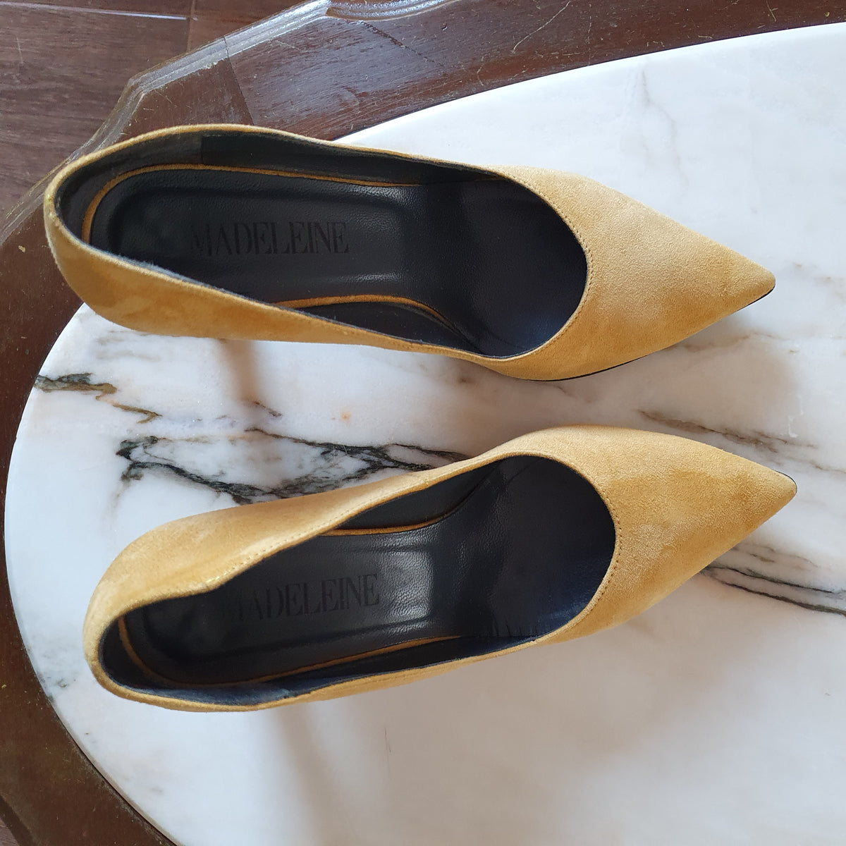 "Paire d'escarpins daim moutarde Madeleine vue de dessus"