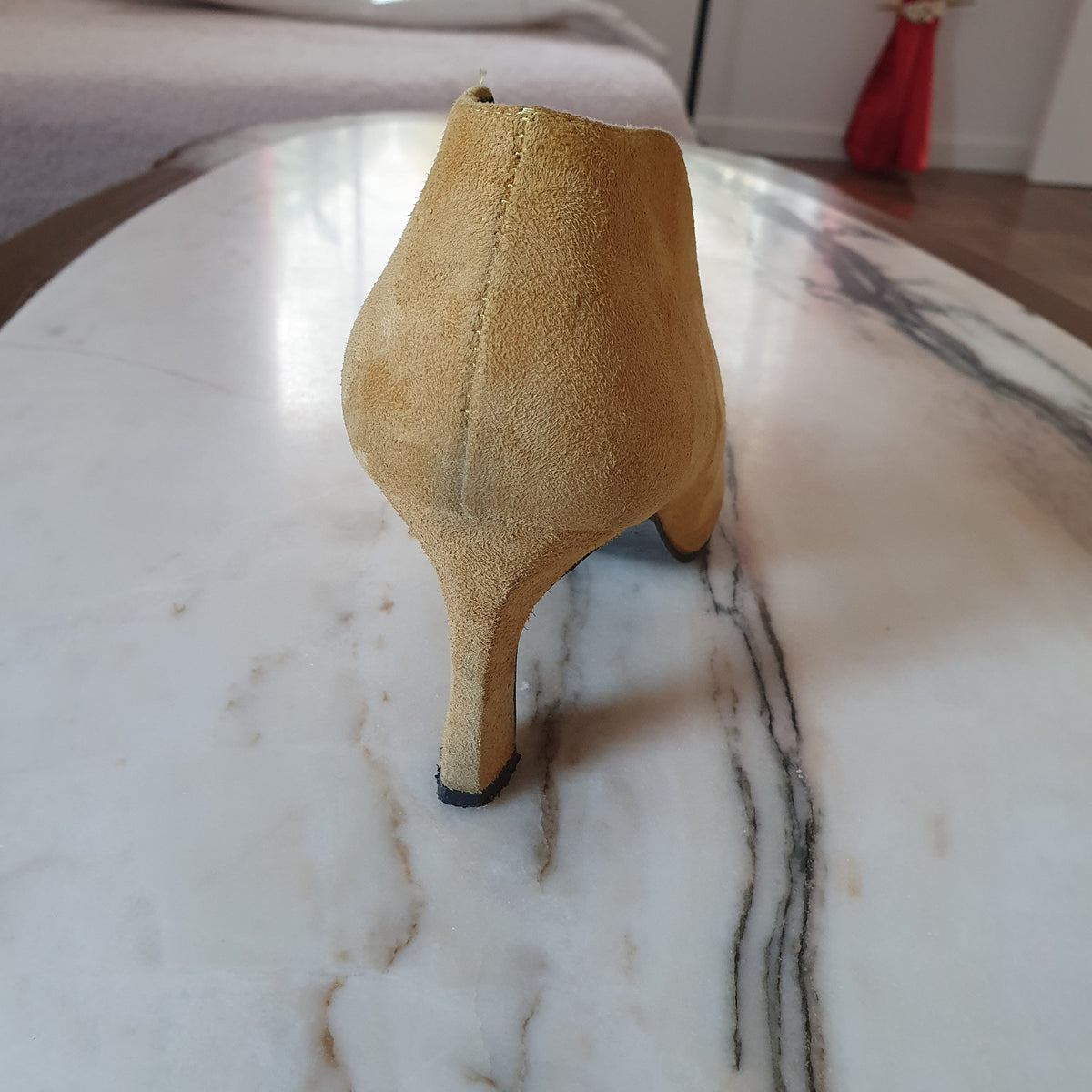 "Escarpins daim moutarde Madeleine, vue arrière du talon"