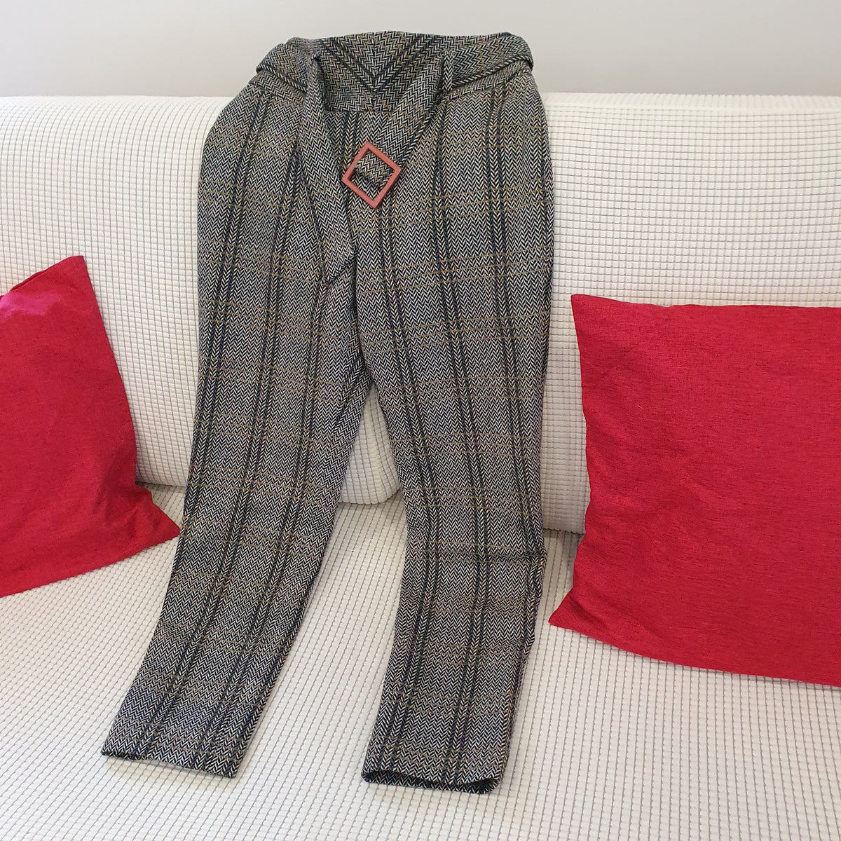 Pantalon Madeleine à chevrons gris et lignes camel, vue entière de face avec ceinture à boucle carrée