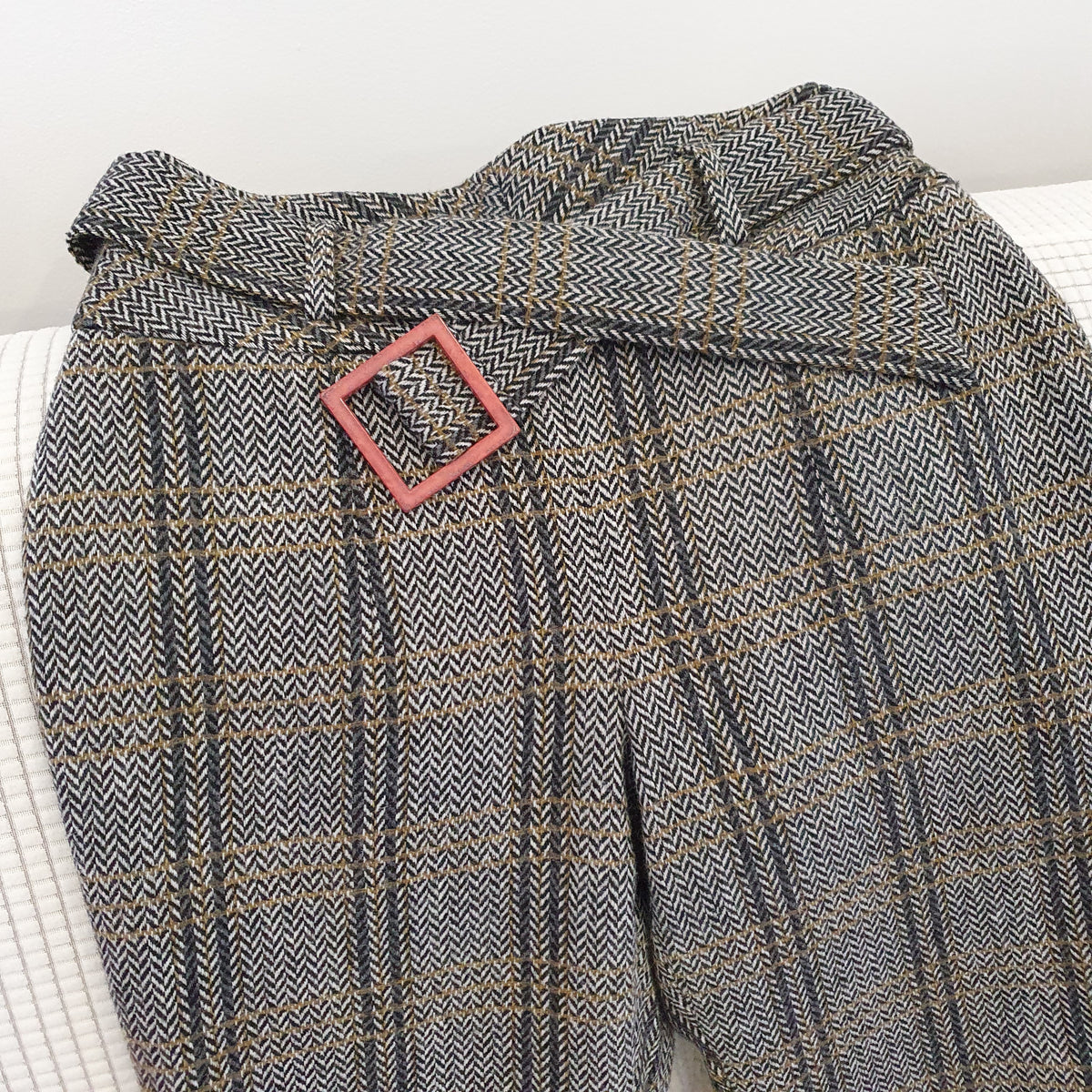 Haut du pantalon Madeleine à chevrons gris, ceinture assortie et boucle carrée