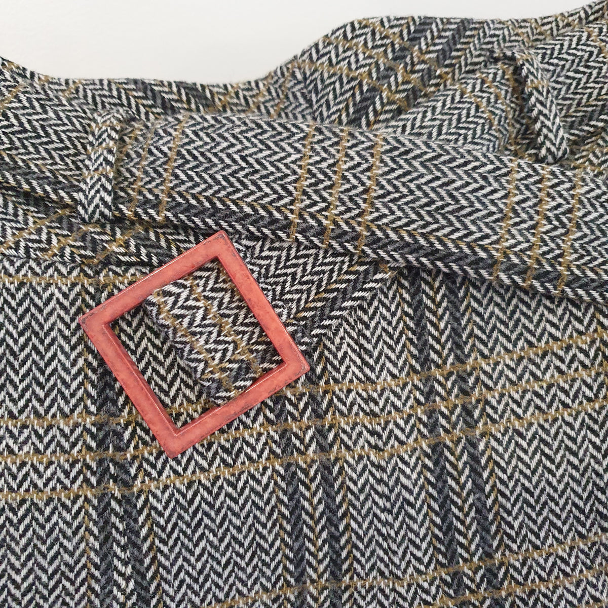 Boucle carrée et motif à chevrons du pantalon gris Madeleine