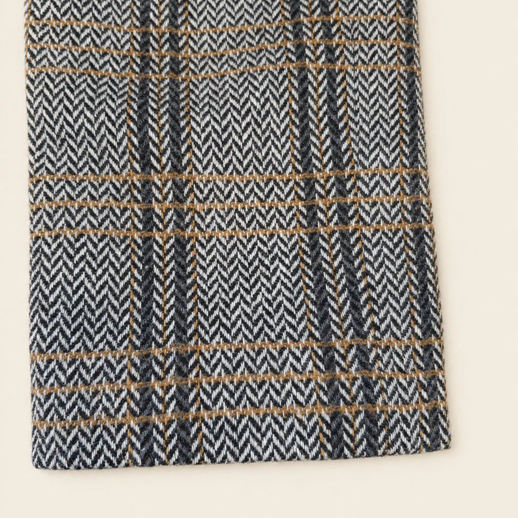 Tissu à chevrons gris et fines lignes camel du pantalon Madeleine, bas de jambe