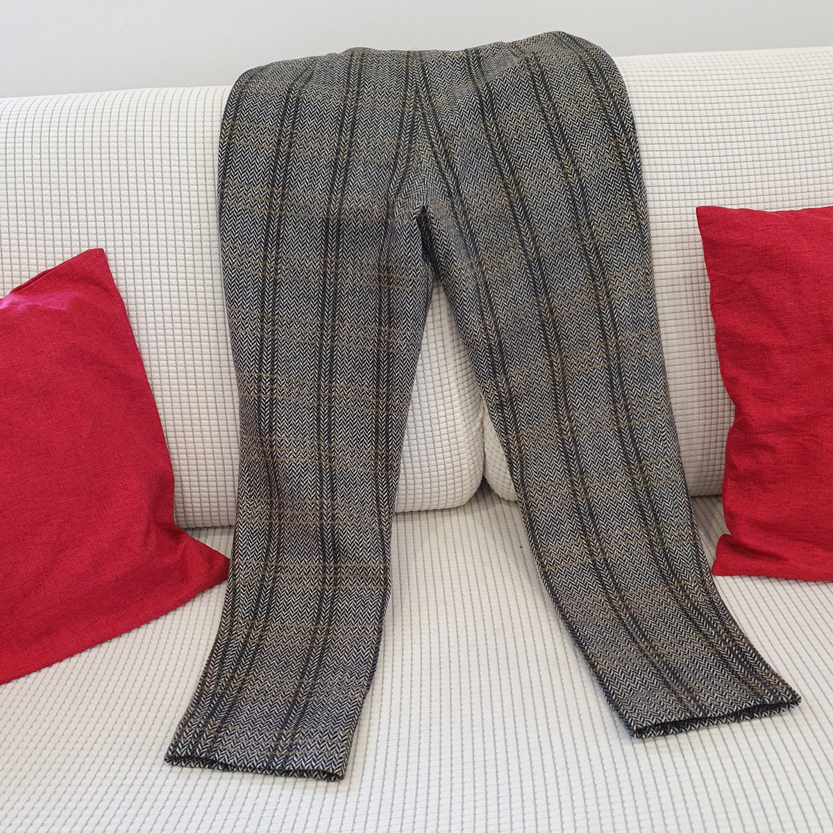 Pantalon Madeleine gris à chevrons suspendu, vue sur toute sa longueur